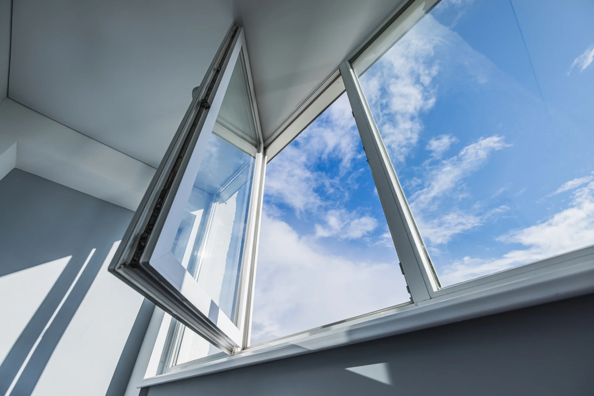 VLX 80 Casement Window in San Francisco, CA | Meridian Windows and Doors San Francisco - detail 1